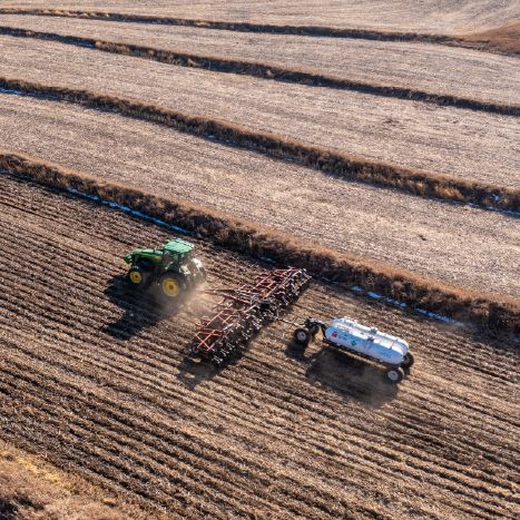 Tractor with NH3 in Field_467x467-100.jpg